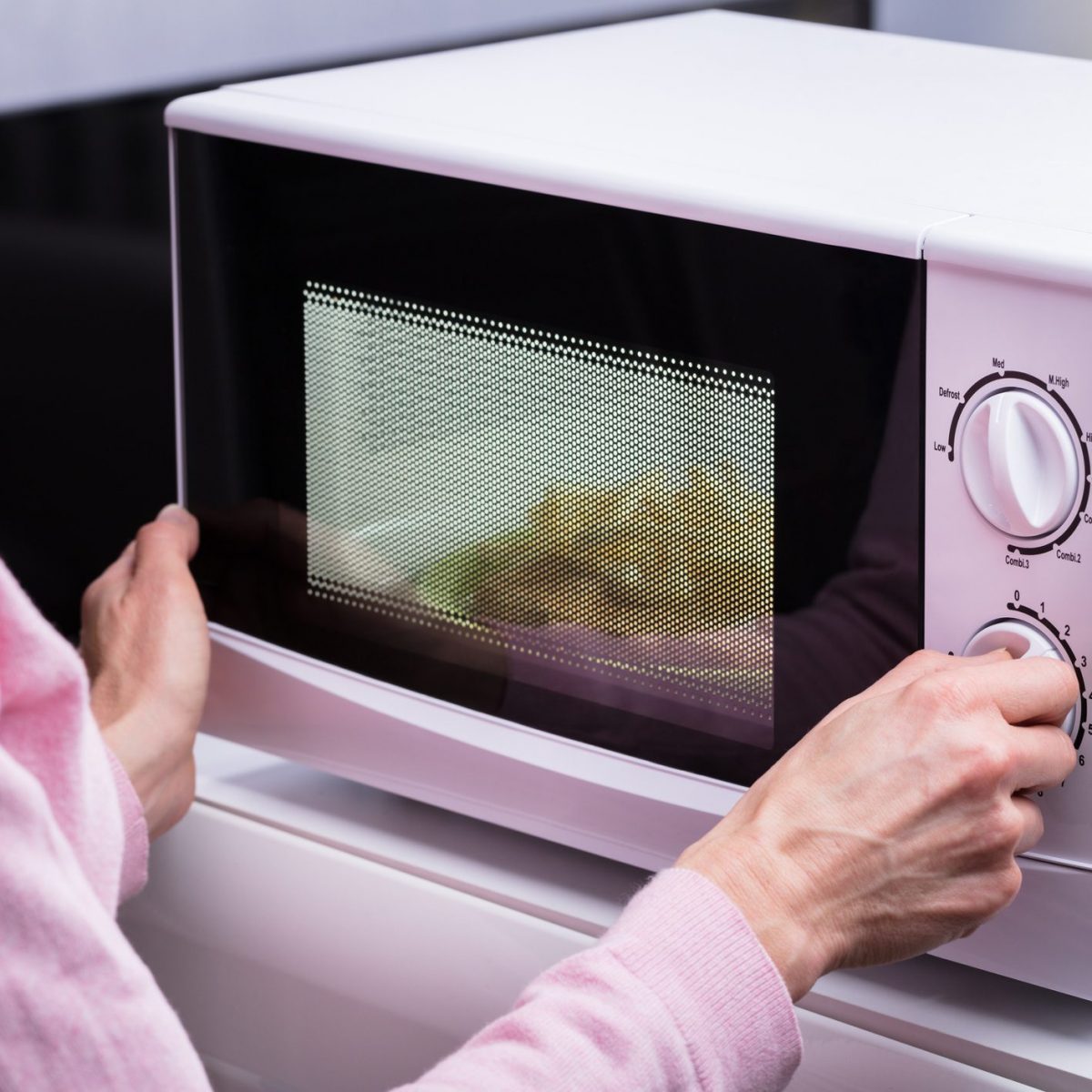 Forno a microonde: l'impatto ambientale della scatola che scalda il cibo a  tempo record | Ohga!