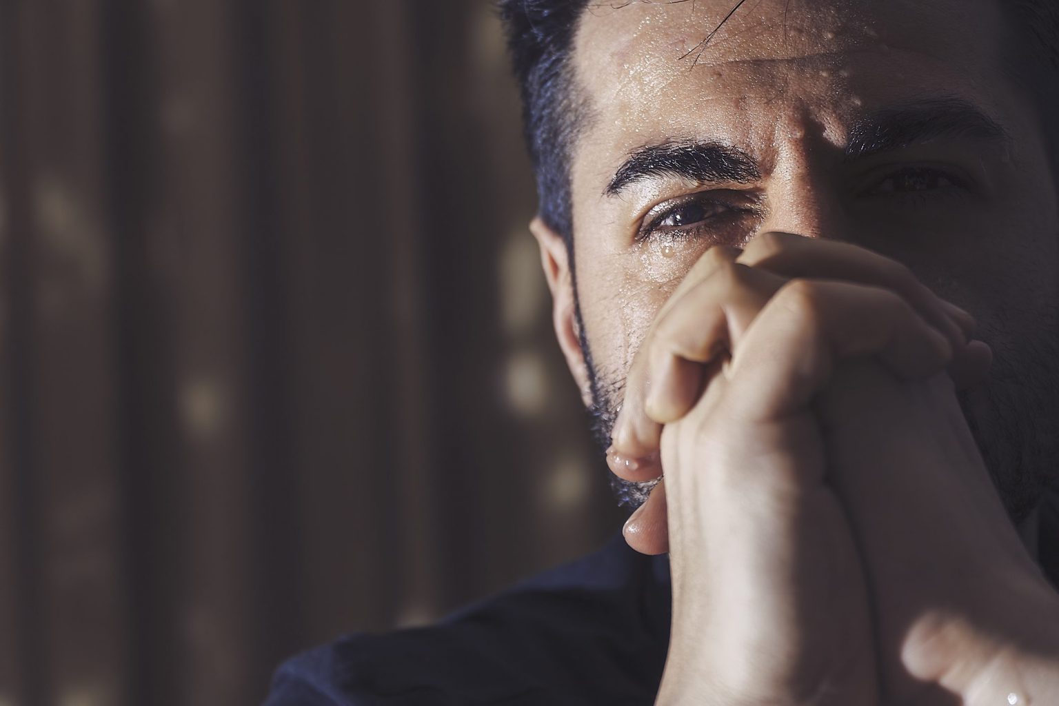 Piangere senza motivo: ti fa bene? Le possibili cause | Ohga!
