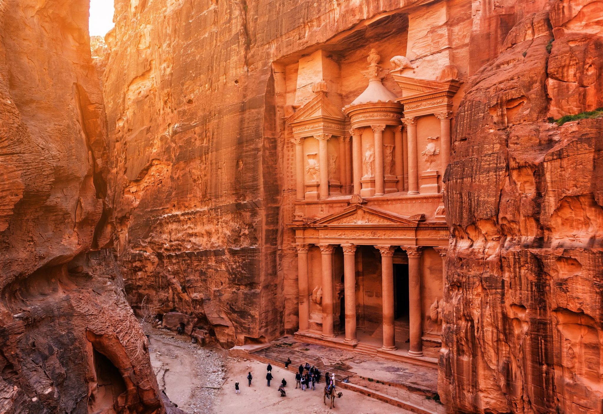 Sai dove si nasconde la meraviglia di Petra, la città scolpita nella