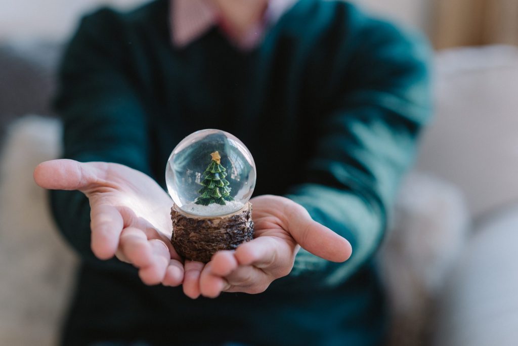 Decora il soggiorno con bianchissime palle di neve: l'idea realistica